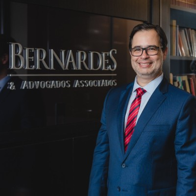 Sócio-fundador Dr. Flávio Bernardes faz série de vídeos para o Instagram do escritório