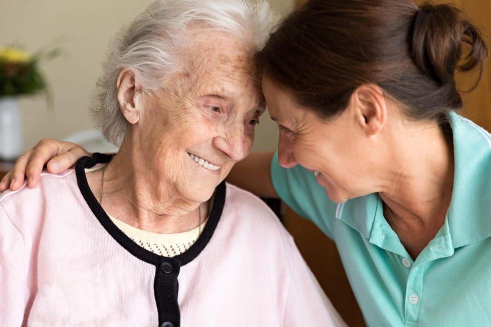 Cuidadora de idosa teve vínculo empregatício negado, entenda porquê